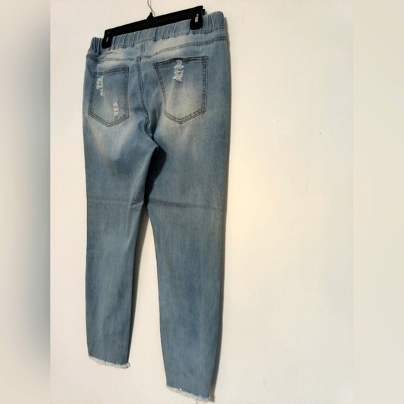 YMI Distressed Jeans Junior / Size Large - Picture 2 of 8